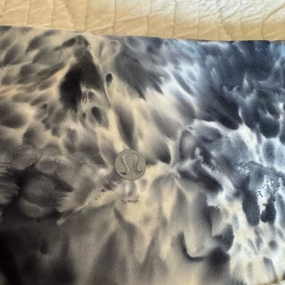 Lululemon tie dye leggings size 8. - Picture 6 of 6